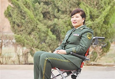 这是武警后勤学院附属医院"轮椅女军医"赵红艳每天上班的路,这条