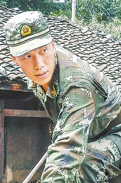 武警8750部队连长杨金武.图片由邵洪波提供第27集团军某团连长张涛.