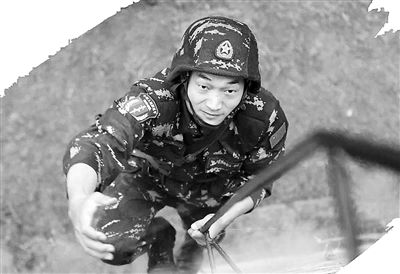 第13集团军某旅特战七连连长沈子阶驻香港部队某旅特种营班长李高鹏