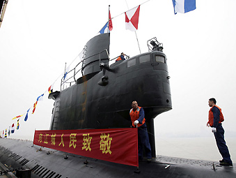 组图:海军退役303号033级常规潜艇入驻武汉