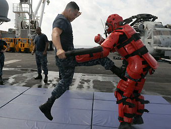 高清图:美国海军陆战队员练格斗专往对手要害攻击