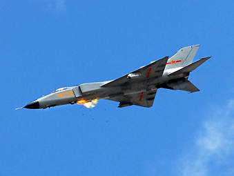 沈空新型歼八f机群演练从民航机场升空作战