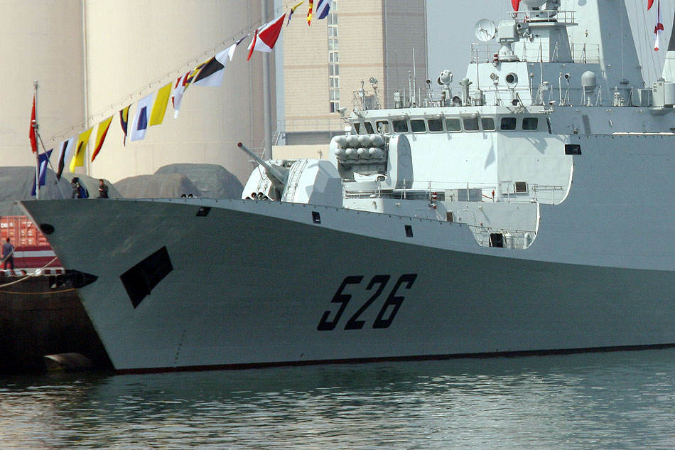 中国海军526隐身导弹护卫舰115神盾舰等待阅兵
