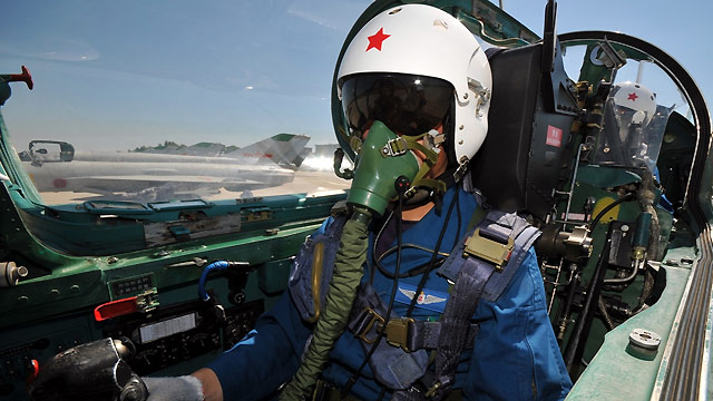 我空军仍装备老式歼七战机 飞行员戴"劳保手套"
