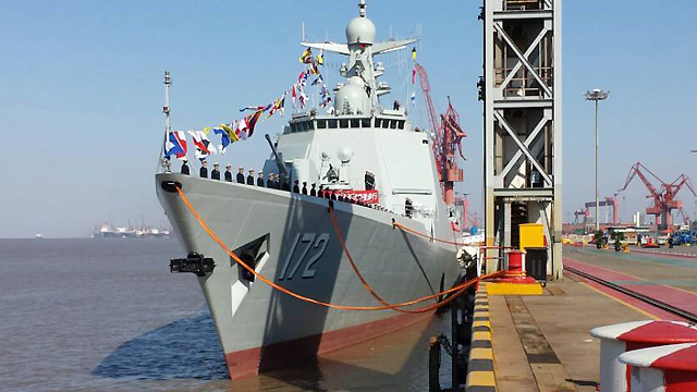 威武:中国海军首艘052d级驱逐舰172号昆明舰正式服役