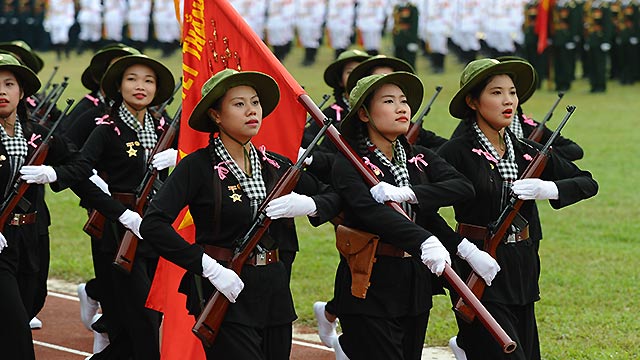 越南奠边府举行盛大阅兵式 挎枪女民兵方队是亮点