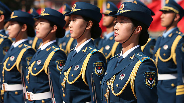 英姿飒爽:解放军首批仪仗女兵执行外交礼仪接受检阅