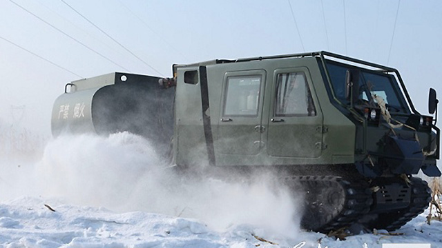 解放军新列装先进全地形加油车亮相