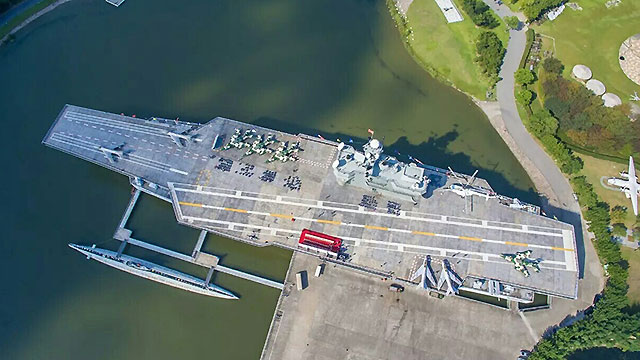 上戏新生军训地拉风在水泥航母上结业阅兵