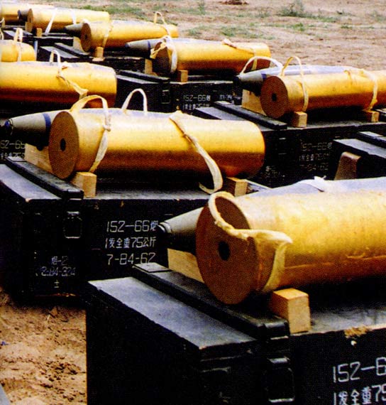 中国军情 正文资料图:中国军工厂生产的152毫米榴弹炮炮弹   环球时报