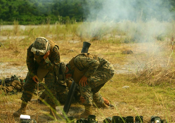 美国海军陆战队士兵最近正在进行一次野外生存科目训练