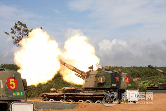 图文:驻闽炮兵团83式152毫米自行榴弹炮开火