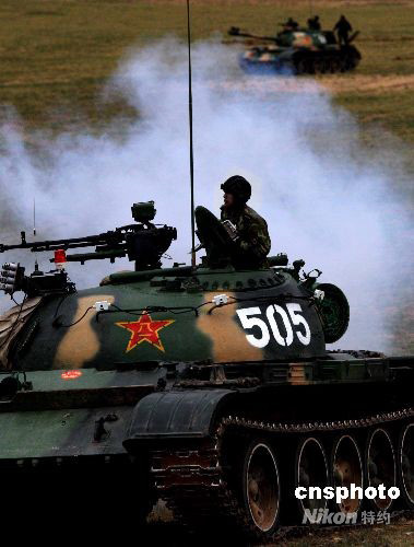 组图解放军92式步兵战车群高速机动