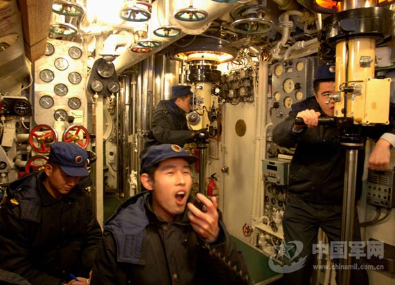 图为某艇官兵在远岸海域进行紧急下潜训练中国常规潜艇隐身性能让美日