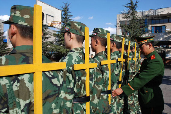 组图武警新兵利用尺子十字架严格训练军姿