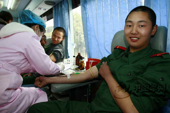 军人献血图片