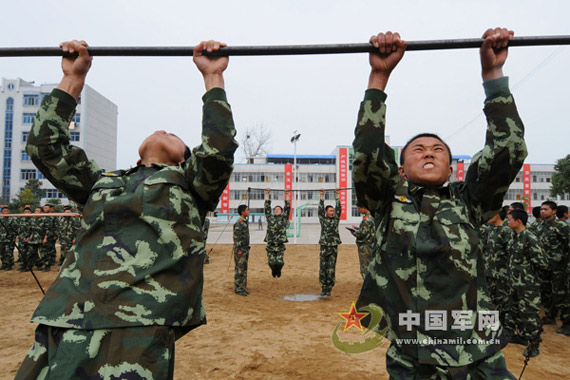 武警练单杠图片