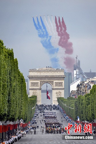 法国空地阅兵队伍通过凯旋门