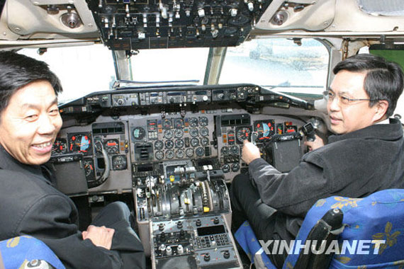 校方代表进入md-82飞机机舱内驾驶舱体验.新华社发(李想 摄)