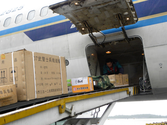 货舱内的装卸人员把物资搬入货舱(王维凤摄)