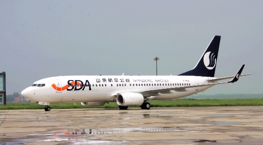 b-5541号波音737-800型飞机顺利飞抵济南遥墙国际机场,正式加盟山航