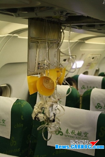 摄影:张敏图3:失压后乘务员携带氧气瓶巡舱