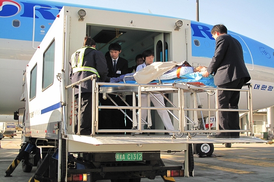 国航地服精心优质服务保障大韩航空担架旅客