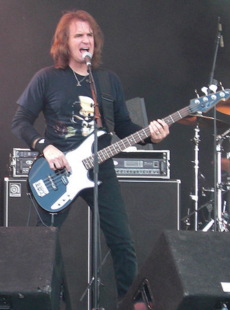 金属乐队麦加帝斯(megadeth)的主唱兼节奏吉他手戴夫-马斯泰恩(dave