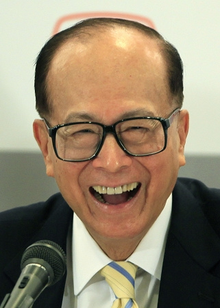 82岁香港首富李嘉诚壮心不已.