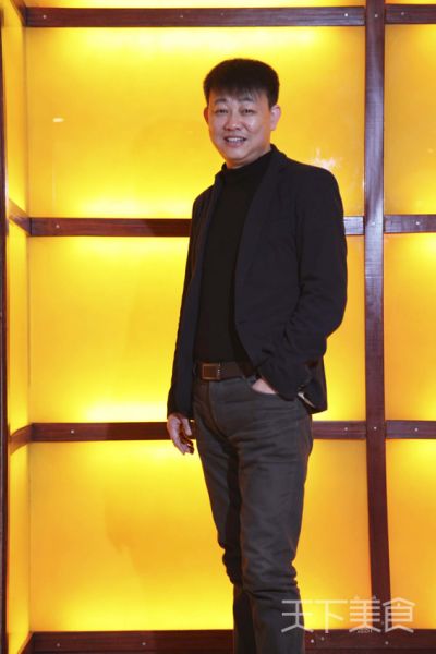 烤鸭店等知名餐厅当过大厨,现任北京金鼎轩酒楼有限责任公司总经理