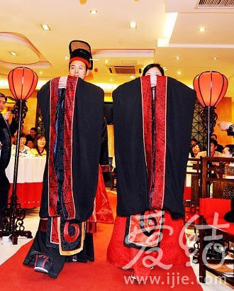 传统玄色周制婚服