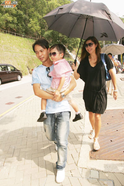 李克勤携妻亲接送儿子上学 lucas继续缺课(图)