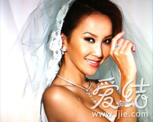 李玟在微博上晒婚纱照秀幸福