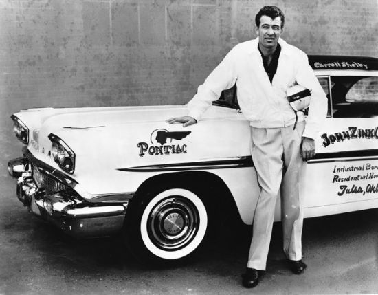 年轻时的卡罗尔· 谢尔比站在一辆1958 款的pontiac chieftain车前