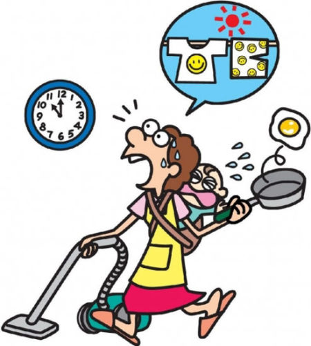 家务减肥法蹲着收东西扭腰晾衣服