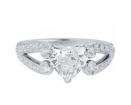 心形铂金钻戒见证情人节甜蜜瞬间