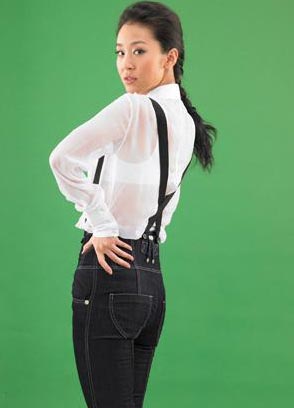 最近,却变得有些不一样,画起了妖娆烟熏妆,弄起了复古bob头,原来,从