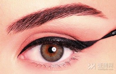流行复古眼线妆 可爱中不乏妩媚