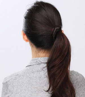 背面效果背面效果:马尾辫上特别的发束十分显眼,虽然整体造型简单