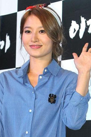 白色阔腿裤 发带蓝色斜纹衬衣 白色阔腿裤 发带,皇甫惠静这身复古风的