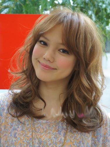 齐眉碎刘海浅米色可爱水母发型