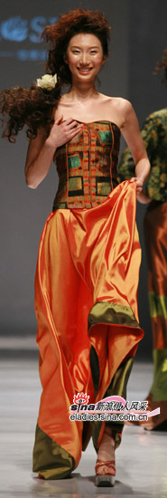 组图:名模刘多走秀尴尬异常(2)