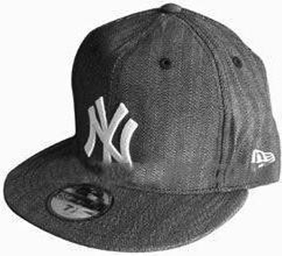 照片中的纽约洋基棒球队球帽