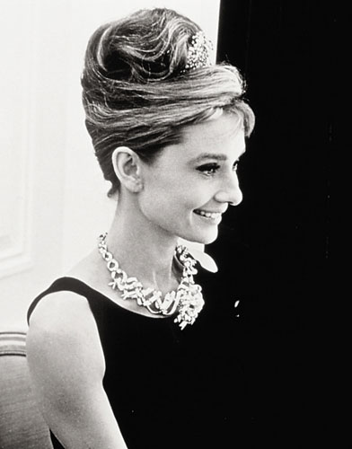 她在电影《珠光宝气》里的经典造型,至今仍是中外名人女星的模仿对象