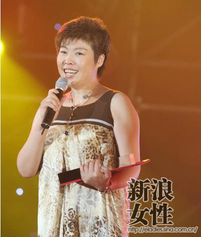 于丹:博学多才女强人的穿衣经(组图)(4)