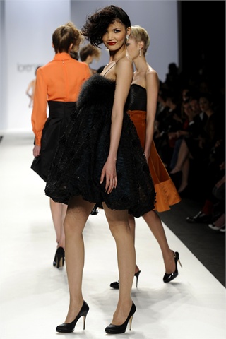 组图:莫莫在米兰时装周和设计师共同谢幕(2)
