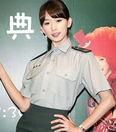 服饰潮流 正文 导语:看林志玲,袁莉领衔三地女星扮起"军花"警花"