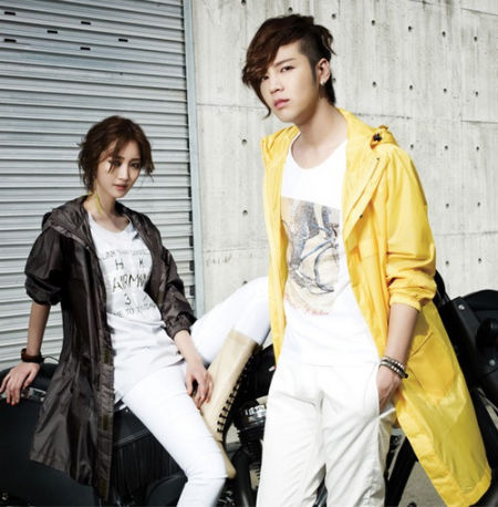 张根硕与高俊熙简约独特情侣搭