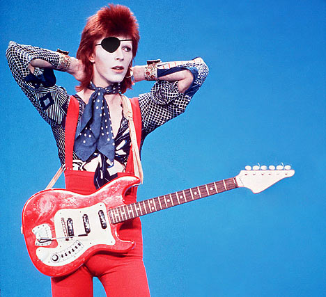 ziggy stardust,一个来自火星的男孩,对外宣布自己是同性恋,乐队成员