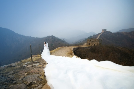 震撼:21斤10米大拖尾婚纱映白长城_新浪女性_新浪网